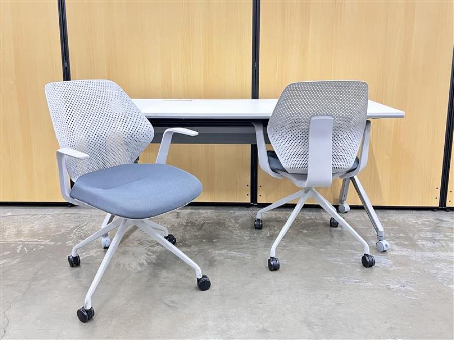 テーブル1台+チェア2脚のセット！
【天板跳ね上げ式でコンパクトに収納】【2名様で使えるスタックテーブル！キャスター付きで移動も楽々！】■オカムラ/カルドー/サイドスタックテーブル/幅1500×奥行600/ホワイト天板/幕板付/■イトーキ製（ITOKI）/キュアチェア（QuA）/ミーティングチェア/固定肘つき/樹脂メッシュバック/4本脚/背ライトグレー/座：ダークグレー/オススメ(おすすめ) /人気商品【弊社使用欄：A00976001/A00983363】
                        カルドー
                                    中古
            