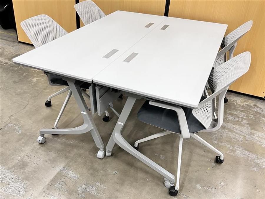 テーブル2台+チェア4脚のセット！
【天板跳ね上げ式でコンパクトに収納】【2名様で使えるスタックテーブル！キャスター付きで移動も楽々！】■オカムラ/カルドー/サイドスタックテーブル/幅1500×奥行600/ホワイト天板/幕板付/■イトーキ製（ITOKI）/キュアチェア（QuA）/ミーティングチェア/固定肘つき/樹脂メッシュバック/4本脚/背ライトグレー/座：ダークグレー/オススメ(おすすめ) /人気商品【弊社使用欄：A00976001/A00983363】
                        カルドー
                                    中古
            