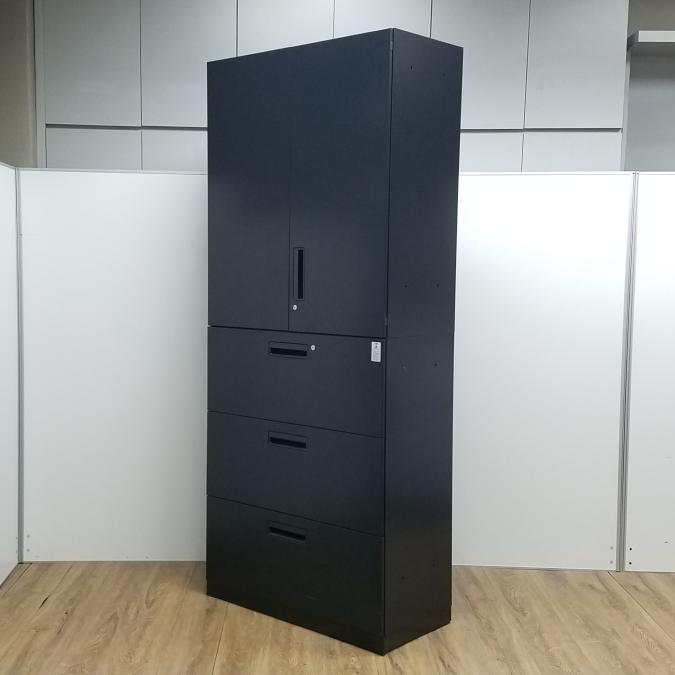 【商品入替のため、残り1台限り】コクヨ製　エディアシリーズ　ブラック　シリンダー　珍しいブラックカラーのセット書庫！スタイリッシュな見た目で豊富な収納！　両開き＋3段ラテラル　上下書庫セット！！【管理番号：A00984766/A00984767】
                        エディア
                                    中古
            