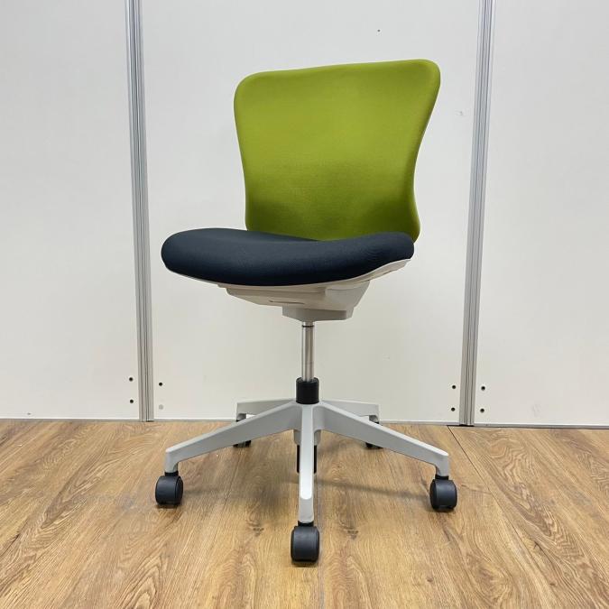 【商品入替のため、残り13脚限り】【ローコストチェアの定番！】イナバ製　バルチェシリーズ　背面グリーン×座面ブラック　セルフアジャストメント機構採用であらゆるワークシーンにフィット！　スタンダードなデザインで座りやすい　肘無しローバックチェア！！【関西】
                        Valche
                                    中古
            