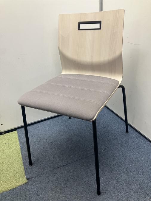 【カフェ風のオシャレ空間を！！】　■オカムラ　スイープ　スタッキングチェア　木製　グレー　【ABW】
                        スイープ
                                    中古
            