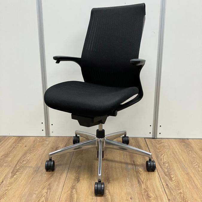 姿勢を変えずに手元で昇降操作が可能！執務室用にはもちろん、会議室用にもおすすめ！
■コクヨ/M4(エムフォー)/ブラック
                        M4 樹脂
                                    中古
            