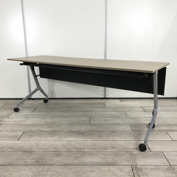 【会議室の作成や増設に！暖かみのある木目天板にブラックカラーの幕板がマッチ！】■イトーキ（ITOKI）　スクートシリーズ　サイドスタックテーブル　会議用　■W1800×D600㎜　■天板：ナチュラル/幕板ブラック/シルバー脚
                        スクート
                                    中古
            