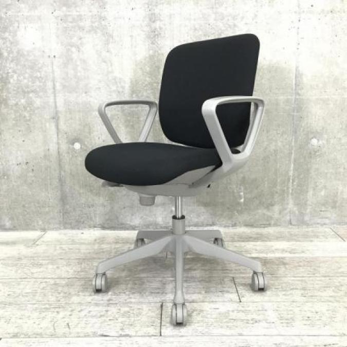 【定番ローコストチェア！ふっくらクッションが人気！】■オカムラ　CG-R（シージーアール）　ローバック肘付き　サークル肘　■ブラック × グレーシェル[在庫入替品]
                        CG-Rチェア
                                    中古
            