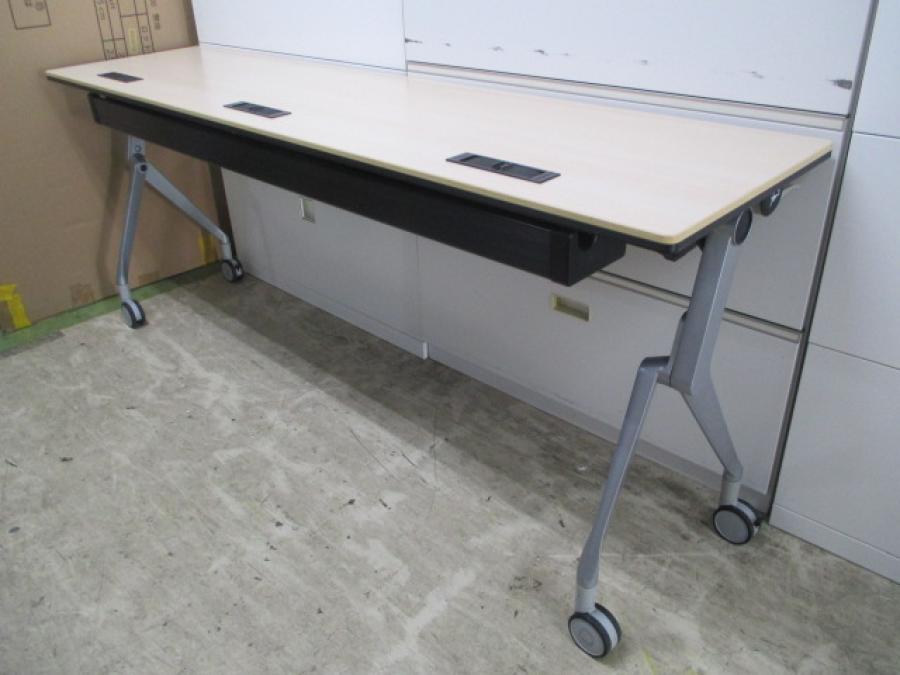 【人気の木目カラー入荷！】■オカムラ　サイドフォールドテーブル　W1800×D600mm　【平行スタッキング】幕板無し【倉庫在庫品】【TH】
                        インターアクトNT
                                    中古
            