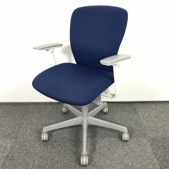 入替セール【すべてのワーカーを包み込む優しい座り心地！】■オカムラ　スラート (Sulato)　ローバック肘付き　■可動肘　■ミディアムブルー×ホワイトフレーム
                        スラート
                                    中古
            