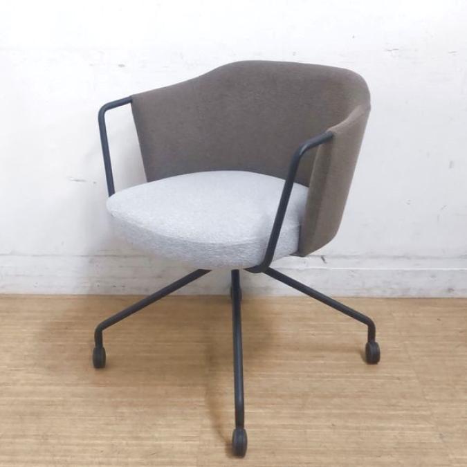 コクヨ(KOKUYO)　コーデ(COODE)　リビングテイストのミーティングチェア　キャスター脚　パイプ肘タイプ　グレー調(背・座別色)【ABW】
                        コーデ
                                    中古
            