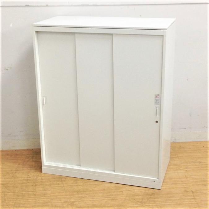 使いやすい3枚引き戸書庫　オカムラ　レクトライン　ホワイト天板付き　鍵付き　シリンダー錠　※レール部分や取っ手に日焼けあります
                        レクトライン
                                    中古
            