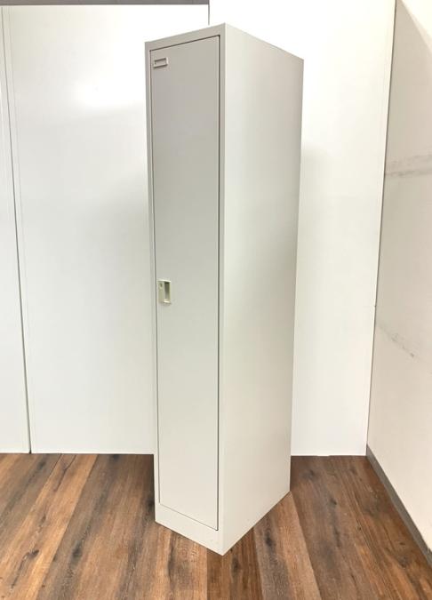 大人気/オススメ/定番　オカムラ (okamura)　FZシリーズ　1人用更衣ロッカー　W330×D515×1790mm　色：ライトスモーク　スリムタイプ　シリンダー錠　※千葉店撮影商品
                        FZタイプ
                                    中古
            