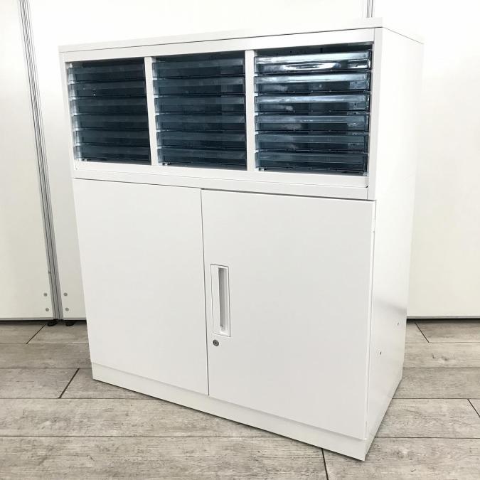 【珍しいクリスタルトレイと両開きの連結書庫！書類整理がしやすい！】■コクヨ製　エディア　クリスタルトレイ(浅6段3列）＋両開き書庫　連結書庫　■ホワイト　■シリンダー鍵　■天板・ベース付
                        エディア
                                    中古
            