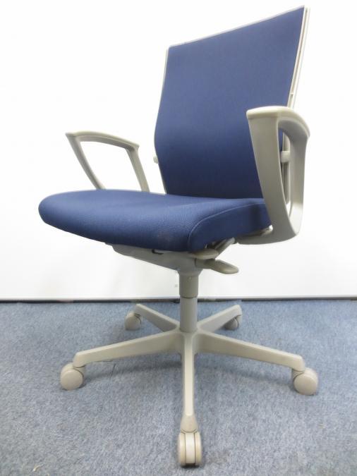 【8脚入荷！】オカムラ製王道チェア入荷しました！オカムラ　エスクード　ブルー　グレーシェル　サークル肘　ローバック　オフィス　リモート　在宅
                        エスクード
                                    中古
            