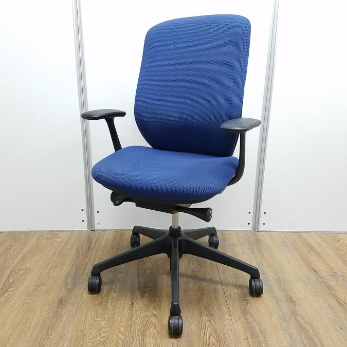 【背もたれスレあり】オカムラ製　シルフィシリーズ　ミディアムブルー 　デザインアーム※固定肘　背もたれクロスタイプ　ひとりひとりにフィットする！包み込まれるような快適な座り心地！　肘付きハイバックチェア！！
                        シルフィー
                                    中古
            