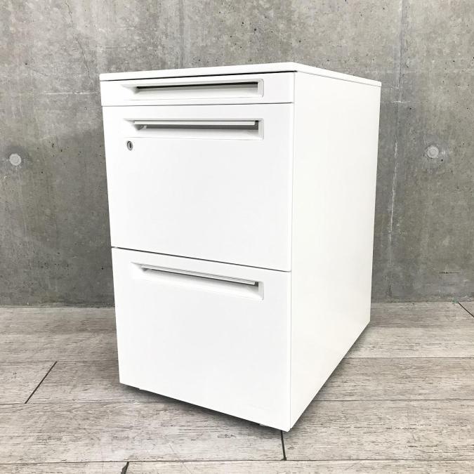 【フリーアドレスの必須品！収納とワークスペースの拡張にオススメ！】■オカムラ（okamura） アドバンスシリーズ　３段ワゴン　フリアド用　■高さ：650mm　■色：ホワイト　■シリンダー錠
                        アドバンス
                                    中古
            