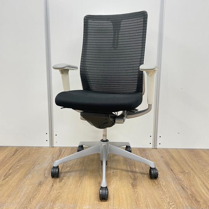 【商品入替のため、現品限り】オカムラ製　コーラルシリーズ　ブラックカラー　ホワイトフレーム　役員用にも最適！　アジャストアーム※可動肘　コートハンガー付き　肘付きハイバックチェア！！
                        コーラルメッシュ
                                    中古
            