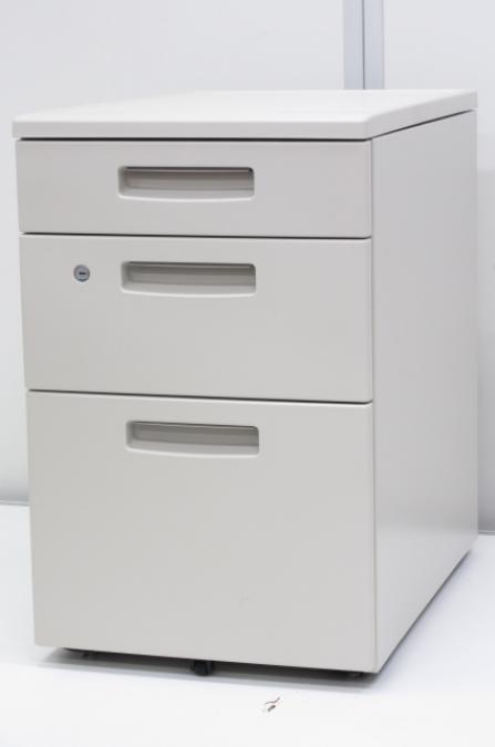 【ニューグレーカラーでキズも目立ちにくい！高さが610㎜のタイプ！どのようなデスク下にも収納できます！】■コクヨ製　BS　デスクインワゴン3段　■ニューグレー　■シリンダー鍵　【弊社使用欄：A00989240】
                        新BS
                                    中古
            