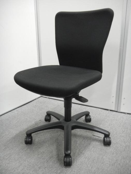 【椅子探しに迷ったらコレがオススメ！人間工学に基づいた快適シーティング！】■オカムラ（okamura）製　カロッツァチェア　ローバック肘無　■ハンガー付き　■ブラック
                        カロッツァチェア
                                    中古
            