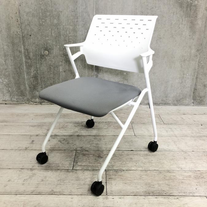 【ミーティングスペースの必需品！背もたれには通気口あり！背中の蒸れ防ぎます！】■コクヨ製　ピエガ　ネスティングチェア　■座面グレー×他ホワイト　■キャスター付@i×4 3/25~
                        ピエガ
                                    中古
            