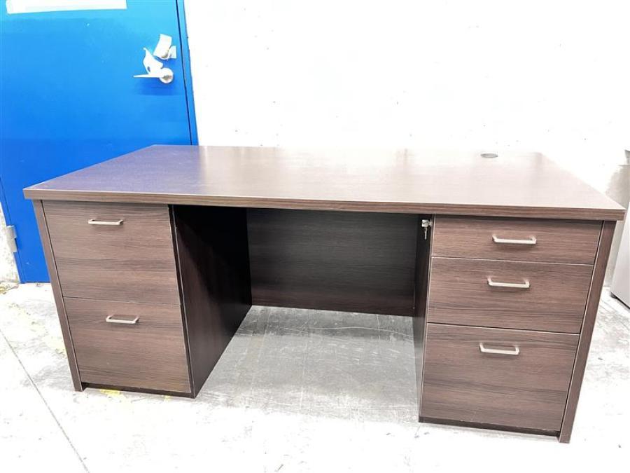 【在庫入替セール品！】【珍しい役員用両袖机入荷！】木製で重厚感のあるデザインです。
                        ＸＥD型
                                    中古
            