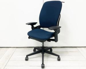 【商品入替セール！】■スチールケース（Steelcase）製　リープV2　ハイバック肘付　■ブルー　■可動肘 ※ウレタン肘　■ハンガー付【2409】