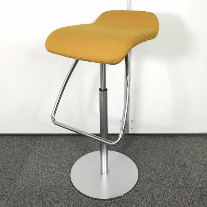 【「座る」と「立つ」のいいとこどり！短時間で効率的なミーティングへ】■オカムラ（okamura）　メルチェ（melce）　カウンターチェア　ミーティングチェア　■オレンジ
                        その他シリーズ
                                    中古
            