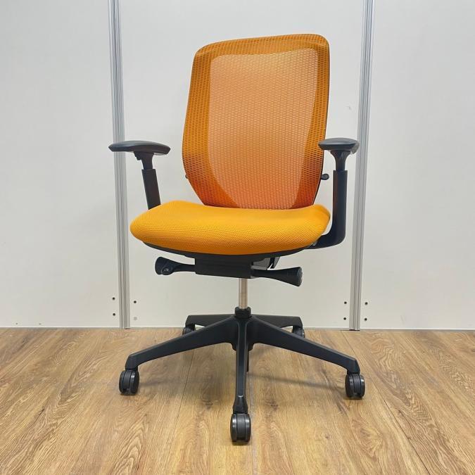 【商品入替のため、在庫限り】【座面に黒ずんだ汚れが御座います】オカムラ製　シルフィーシリーズ　オレンジカラー　ブラックフレーム　アジャストアーム※可動肘　肘付きハイバックチェア！！【個】
                        シルフィーメッシュ
                                    中古
            