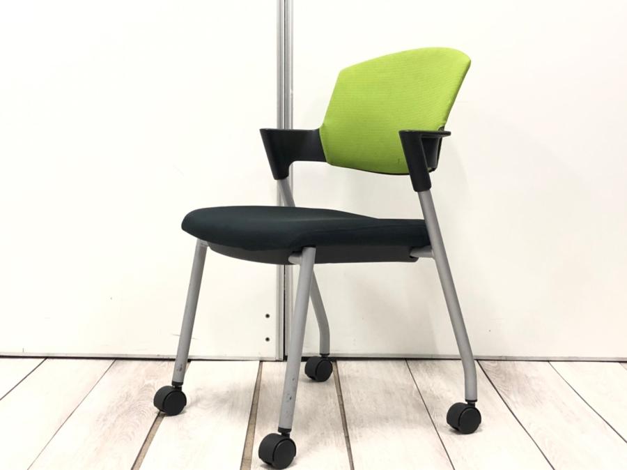 【シンプルスマートなスタッキングチェア！分厚いクッションで長時間でも快適な座り心地！】/オススメ(おすすめ) /人気商品【弊社使用欄：A00990458】■コクヨ（KOKUYO）プロッティ/スタッキング/ミーティングチェア/固定肘/キャスター付/背面カバー付き/色：グリーン×座面ブラック
                        プロッティチェア
                                    中古
            