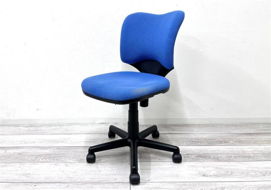 【在庫入替セール品】【定価6万円】【女性に人気です！丸いフォルムが特徴！価格重視の方オススメ！】■プラス (PLUS) 製　プロップチェア　(Prop)　肘無ローバック　■ブルー×ブラックシェル
                        プロップチェア
                                    中古
            