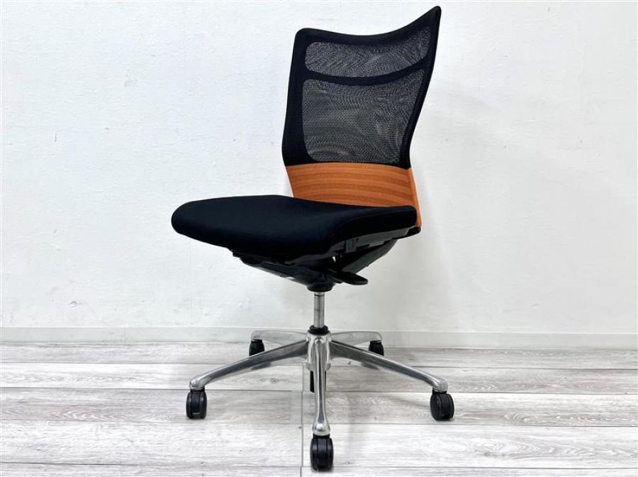【定価13万円】【人間工学に基づいた快適な座り心地！背中全体を優しくサポート！】■オカムラ製　フィーゴメッシュチェア(feego)　肘無ハイバック　■ブラック×オレンジ　■背面メッシュ【背あてのしなやかな曲線が背中にフィット！】
                        フィーゴメッシュチェア
                                    中古
            