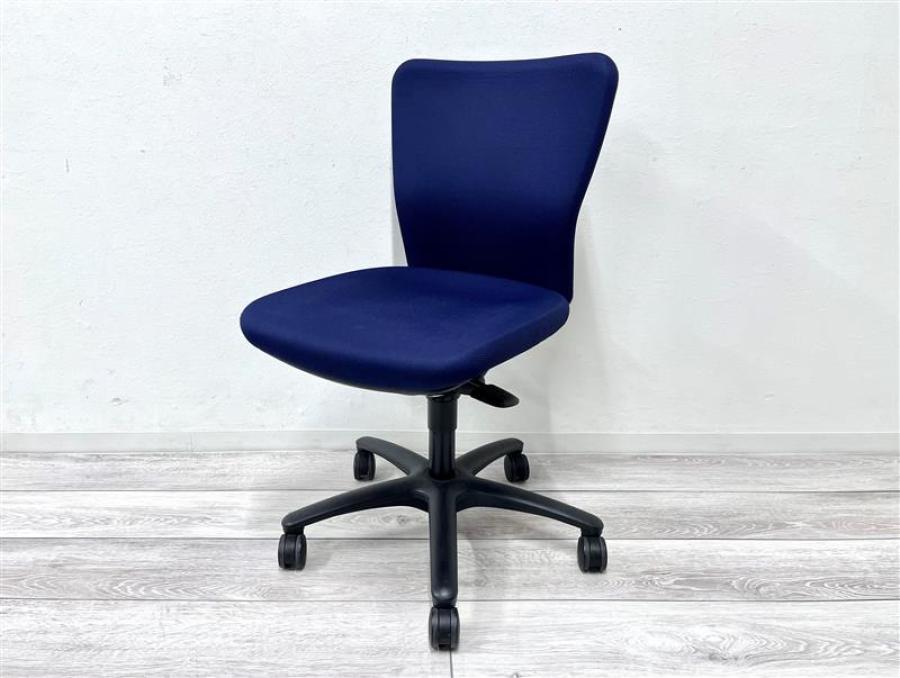 【定価5万円】【ワーキングチェアの定番モデル！スタンダードなデザインで快適な座り心地！】■オカムラ 　カロッツァ(Carrozza) ■ハンガー付　■ダークブルー
                        カロッツァチェア
                                    中古
            