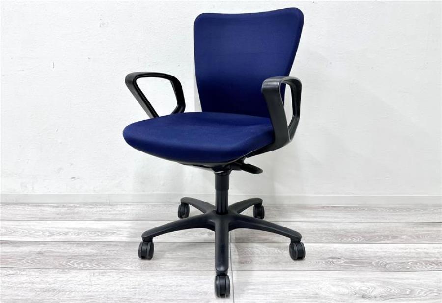 【在庫入替セール品】【定価6万円】【ワーキングチェアの定番モデル！スタンダードなデザインで快適な座り心地！】■オカムラ 　カロッツァ(Carrozza) ■ローバックサークル肘　ハンガー付　■ダークブルー
                        カロッツァチェア
                                    中古
            