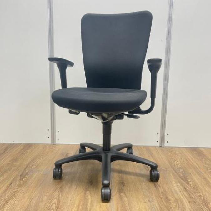 オカムラ　カロッツァ　サークル肘タイプ　ゆったり座れるハイバックモデル　ブラック×ブラックフレームの人気カラー　コートハンガー付き
                        カロッツァチェア
                                    中古
            