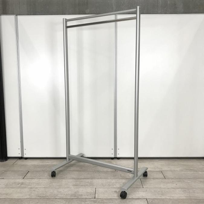 【2台限定】【女性物のロングコートなどもかけることが可能！キャスターも付いており使い勝手は抜群！】■オカムラ製　コートハンガー　■シルバー　■キャスター付
                        その他シリーズ
                                    中古
            