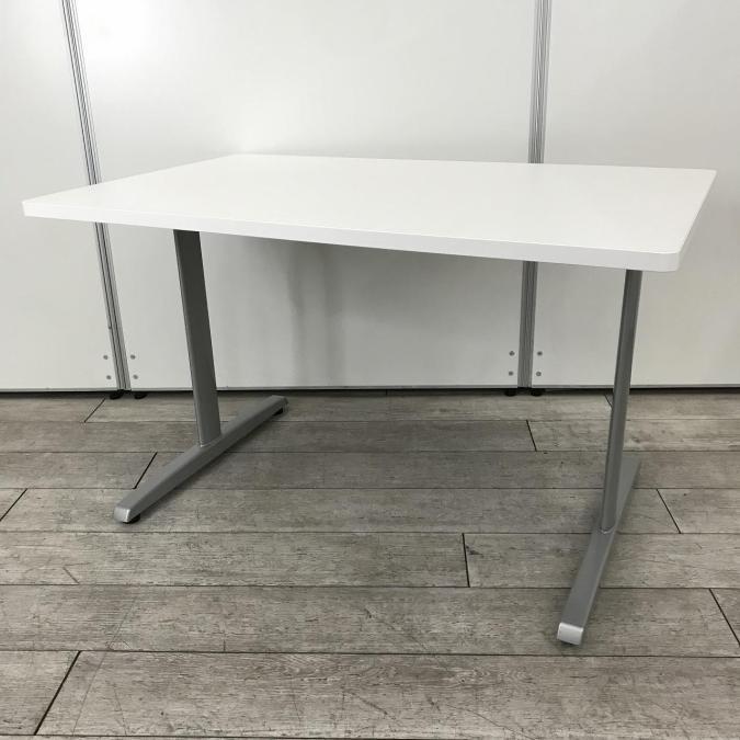 【ロット入荷！】ちょっとした打ち合わせや作業にもオススメの会議テーブル！シンプルなデザイン性でさまざまスペースに適応する使い勝手のよい国産商品！4人用の打ち合わせに最適！
■オカムラ/8177シリーズ/ホワイト　W1200mm
                        8177シリーズ
                                    中古
            