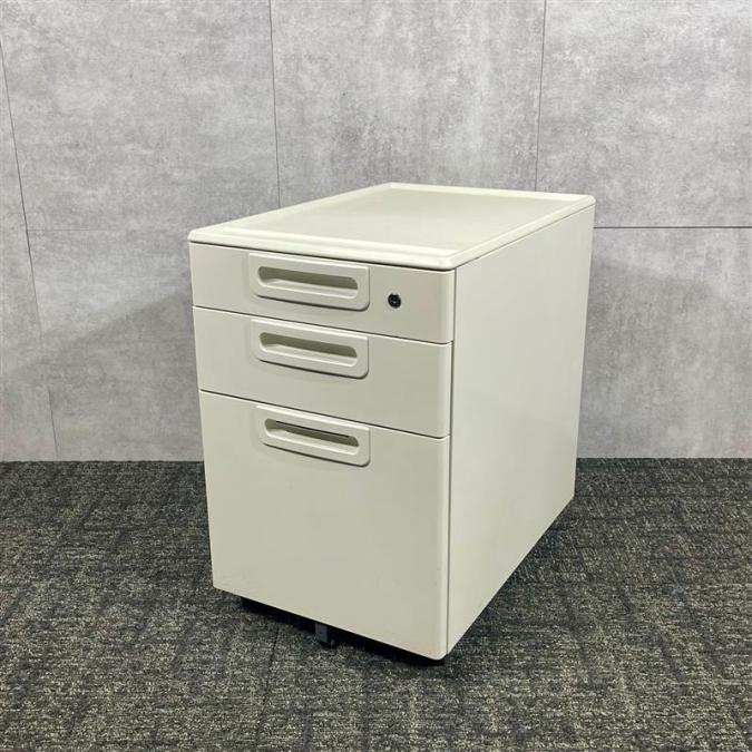 【大量入荷！】◆プラス LA　3段ワゴン　/　ホワイト　/　デスクサイドキャビネット　/　デスクワゴン　/　引き出し　/　キャスター付き　/　レイアウト変更　/　天神ビックバン　/　博多コネクティッド
                        LA
                                    中古
            