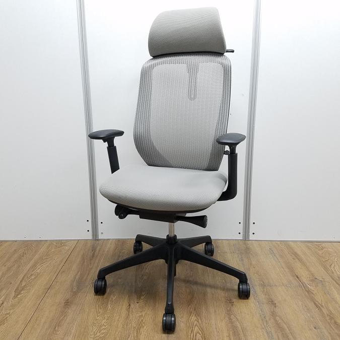 【2019年度製】オカムラ製　シルフィーシリーズ　ライトグレー　ブラックフレーム　ヘッドレスト付　アジャストアーム※可動肘　コートハンガー付き　樹脂脚　メッシュ仕様　大人気前傾チェア　肘付きハイバックチェア！！
                        シルフィーメッシュ
                                    中古
            