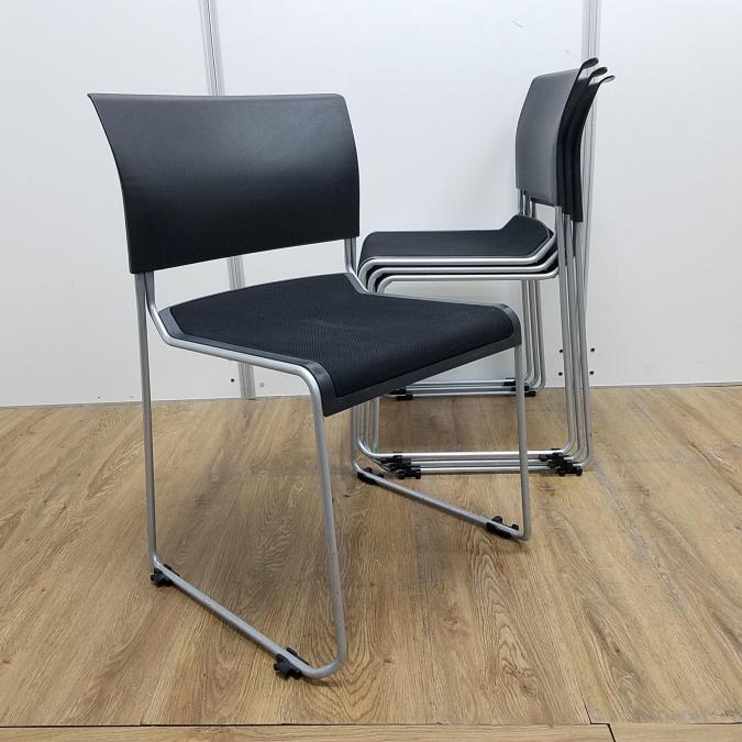 【4脚セット！！】イトーキ製　ルベックシリーズ　ブラック　背ヌード　重ねて保管出来てスペースの有効活用に　スタッキングチェア！！
                        ルベック
                                    中古
            