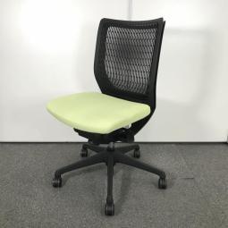 【快適さにリピーター続出！人間工学に基づいた快適な座り心地！】■オカムラ（okamura）　ヴィスコンテ（Visconte）　プレーンタイプ　肘無ローバック　背面メッシュ　■背面：ブラック/座面：ピスタチオグリーン【AD】