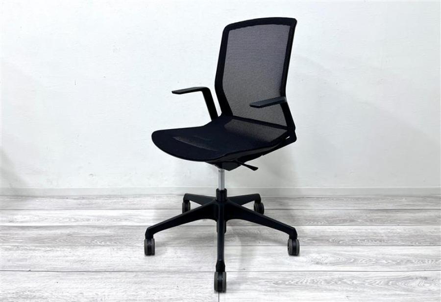 【定価9万円】【すっきりとしたデザインでどんなオフィスにも馴染みやすいオフィスチェア入荷！】■オカムラ　シナーラ　■肘付チェア　ブッラック
                        シナーラ
                                    中古
            