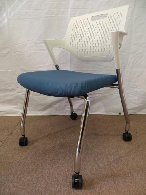 【小さめの肘がついたスタイリッシュなデザイン！】■オカムラ　パート (Part) シリーズ　スタッキングチェア　ミーテイングチェア　■座面：プラム（ブルー）　背メッシュ：ホワイト　■キャスター付き
                        パート
                                    中古
            