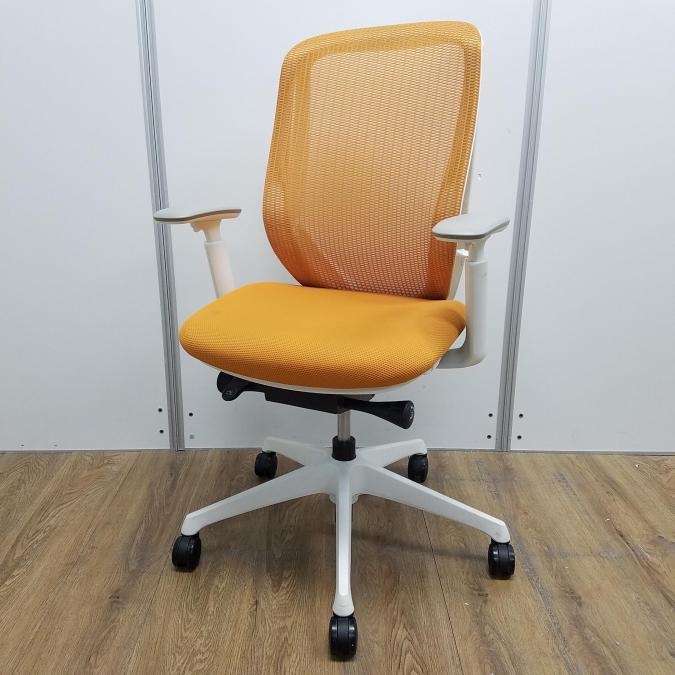 【商品入替のため、残り2脚限り】【座面にシミ・汚れあり】オカムラ製　シルフィーシリーズ　オレンジ　アジャストアーム※可動肘　ホワイトフレーム　背もたれメッシュ　包み込まれるような優しい座り心地！背もたれのカーブを2段階で変えられる！　肘付きハイバックチェア！！
                        シルフィーメッシュ
                                    中古
            