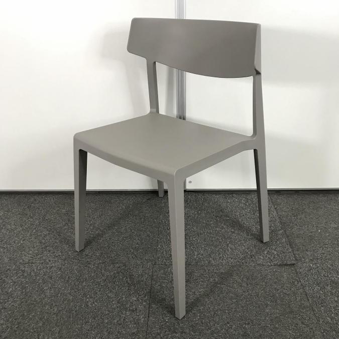 【A00992125】【からだにフィットする3次元曲面の背座シェル形状で快適な座り心地！！】■イトーキ（ITOKI）　アクチュ（ACTIU）　WGチェア　スタッキングチェア　■グレー【IB】
                        その他シリーズ
                                    中古
            