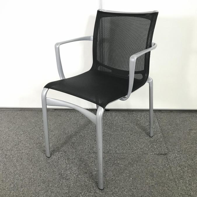 【A00994047】【フレームデザインの美しさと快適メッシュのスタッキングチェア！】■カッシーナ イクスシー（cassina ixc ）アリアス（ALIAS）　ハイフレームアームチェア　スタッキングチェア　■肘付き　背面・座面メッシュ　4本脚タイプ　■ブラック【IB】@f12
                        その他シリーズ
                                    中古
            