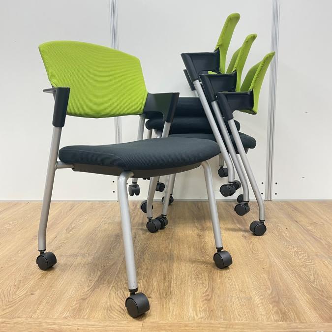 4脚1セット！【シンプルスマートなスタッキングチェア！分厚いクッションで長時間でも快適な座り心地！】/オススメ(おすすめ) /人気商品【弊社使用欄：A00994785】■コクヨ（KOKUYO）製　プロッティ　スタッキングチェア　固定肘　キャスター付　背面カバー付き　色：背面グリーン×座面ブラック
                        プロッティチェア
                                    中古
            