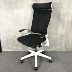 【A00995007】【座るとわかる快適さ！骨盤にしっかりフィット！チェア自らが動き座る人の体を支える！ 】■イトーキ製（ITOKI）　セレーオチェア (celeeo)　肘付きハイバック　■可動肘　メッシュ背面　ヘッドレスト付き　■ブラック × ホワイトフレーム【IB】