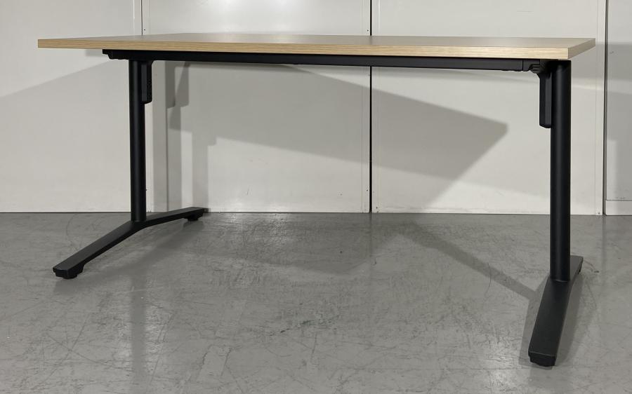 【オシャレな木目ナチュラル天板！シンプルデザインで使いやすい！】■コクヨ(KOKUYO)製　ビエナシリーズ　角形　ミーティングテーブル　■木目ナチュラル天板×ブラック脚　■T字脚
                        ビエナ
                                    中古
            