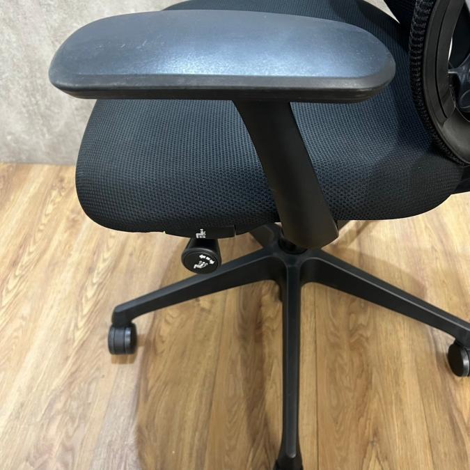 【中古】シルフィーメッシュ オカムラ/okamura 肘付ハイバックチェア 499890 - 中古オフィス家具ならオフィスバスターズ