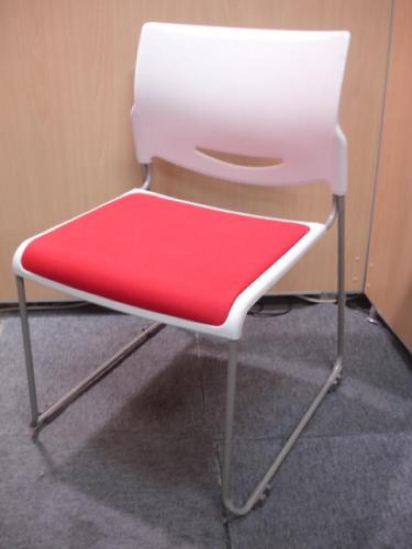 ■状態良好・美品■【鮮やかレッド】　トヨセット製スタッキングチェア　　<A Href=http://www.officebusters.com/shop_showsai/ueno.php#y_cp>オフィスバスターズ上野店キャンペーン！都内近郊、指定地域のお客様限定配送料金無料キャンペーン実施中！！詳しくはお問い合わせください【上野店03-5807-7040】</A>【会議チェア】
                                    中古
            