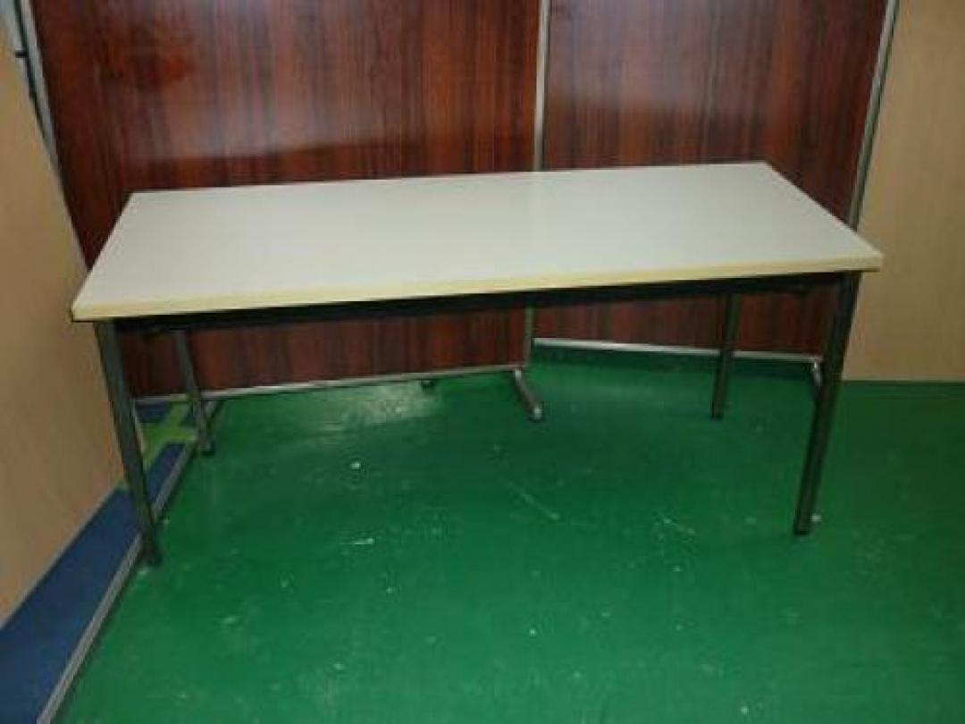 ミーティングテーブル　４本脚です
                                    中古
            