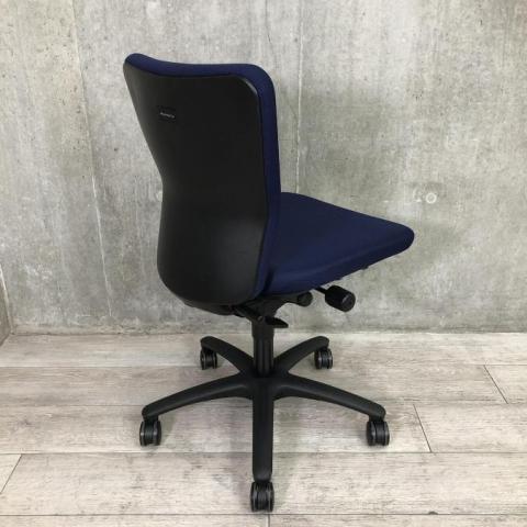 中古】カロッツァチェア オカムラ/okamura 肘付ローバックチェア 499375 - 中古オフィス家具ならオフィスバスターズ