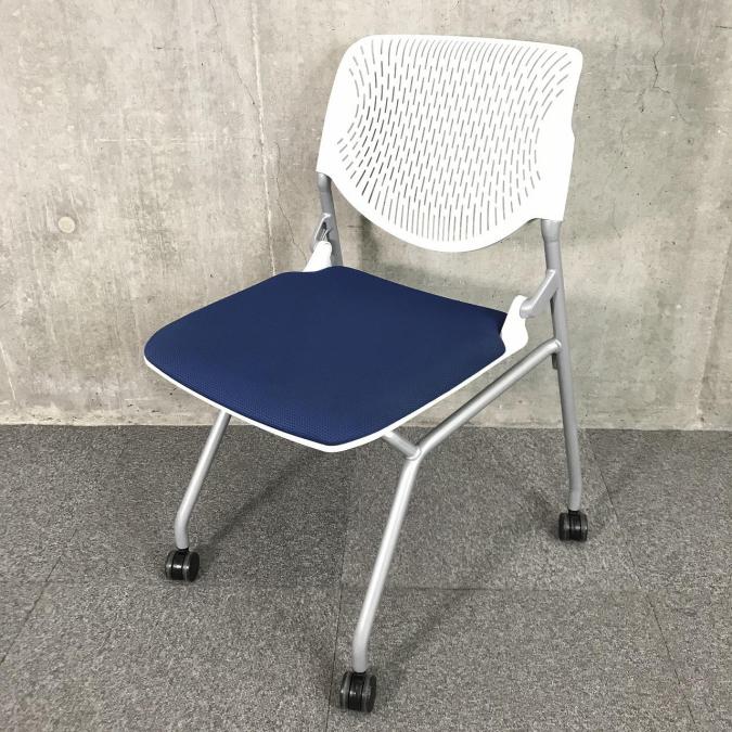 【A00995501】【使いやすオーソドックスミーティングチェア！】■オカムラ　ルナ (RUNA)　肘無ネスティングチェア　ミーティングチェア　■座面ブルー×背面ホワイト　■背面ヌード　■背面樹脂メッシュ　■キャスター付【IB】
                        ルナ
                                    中古
            
